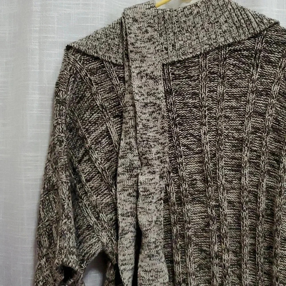 CAROLYN TAYLOR SWEATER - Picture 8 of 8